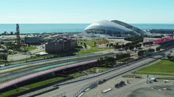 Sochi, Rússia - Outubro 2019: Estádio Fisht, caminhos coloridos no Parque Olímpico e passeios Sochi Park, de cima — Vídeo de Stock