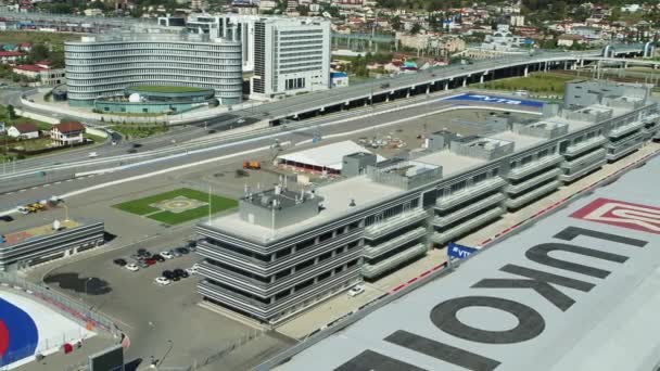 Soči, Rusko - říjen 2019: letecký pohled na trať a porosty Soči Autodrom — Stock video