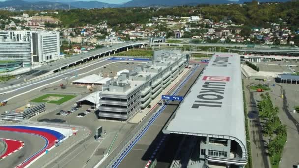 Sochi, Rusland - oktober 2019: vanuit de lucht zicht op de baan en de tribune van Sochi Autodrom — Stockvideo