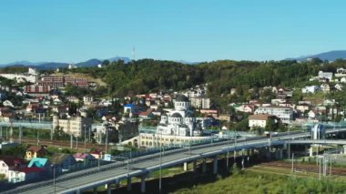 Soçi, Rusya - Ekim 2019: Ortodoks Kilisesi ve karayolu kavşağı, hava manzarası