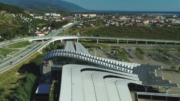 Sotsji, Rusland - oktober 2019: vanuit de lucht uitzicht op het treinstation van het Olympisch Park — Stockvideo