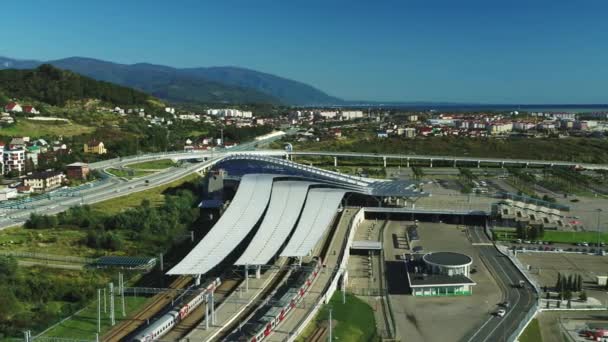 Sochi, Rusia - Octubre 2019: vista aérea de la estación de tren del Parque Olímpico — Vídeo de stock