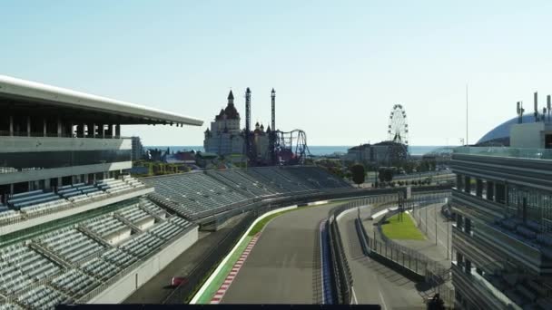 Sochi, Rusland - oktober 2019: Sochi Autodrom - belangrijkste tribune en racebaan, luchtfoto — Stockvideo