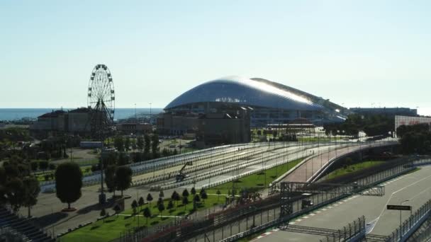 Сочи, Россия - октябрь 2019 года: Фиштский стадион, цветные дорожки в Олимпийском парке и аттракционы в парке Сочи, сверху — стоковое видео