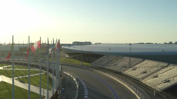 Sochi, Rússia - outubro de 2019: voo sobre a pista de corrida Sochi Autodrom no Parque Olímpico de Sochi, a partir de uma altura — Vídeo de Stock