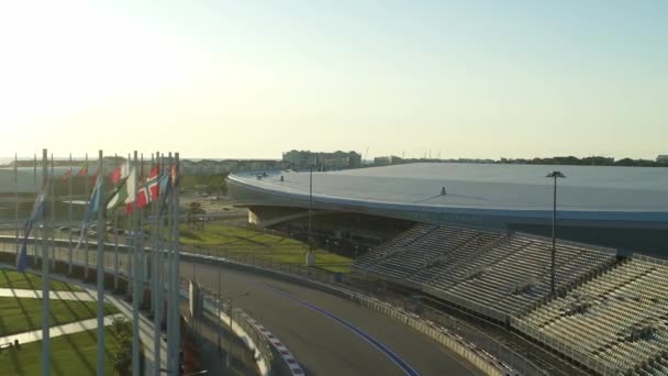 Soczi, Rosja - październik 2019: lot nad torami Soczi Autodrom w Parku Olimpijskim Soczi, z wysokości — Wideo stockowe