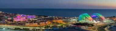 Sochi, Rusya - Ekim 2019: panoramik manzara - Bogatyr Hotel, Sochi Park ve Fisht Stadyumu