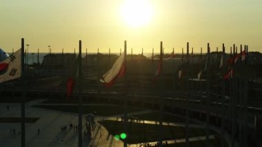 Soçi, Rusya - Ekim 2019: Gün batımında Soçi Olimpiyat Parkı, katılımcı ülkelerin bayrakları, yüksek bir yerden