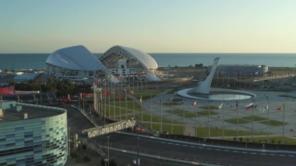 Sochi, Rusya - Ekim 2019: Yukarıdan Sochi Olimpiyat Parkı, Olimpiyat alevi, bayraklar ve Fisht Stadyumu, akşam üstü — Stok video