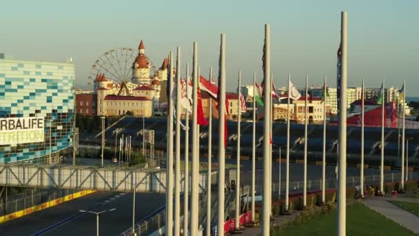 Sotschi, Russland - Oktober 2019: Olympiapark Sotschi, Rennstrecke und Tribünen, Fahnen, von oben — Stockvideo