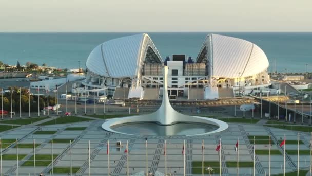 Sochi, Rusia - octombrie 2019: Flacără olimpică, steaguri și stadion de fotbal Fisht de sus — Videoclip de stoc