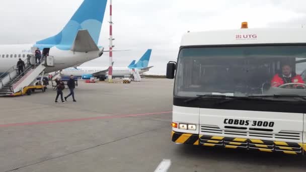 Moszkva, Oroszország - 2019. október 2.: a Vnukovo repülőtéren, utasok kiszállása a Victory cég repülőgépeiről — Stock videók