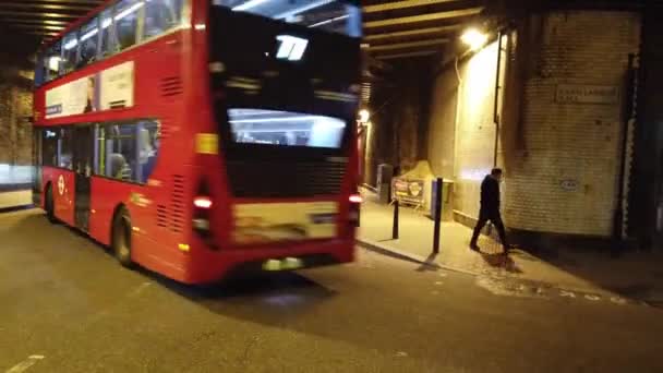 Londen - oktober 2019: rode dubbeldeksbussen in de straten van Londen 's nachts — Stockvideo