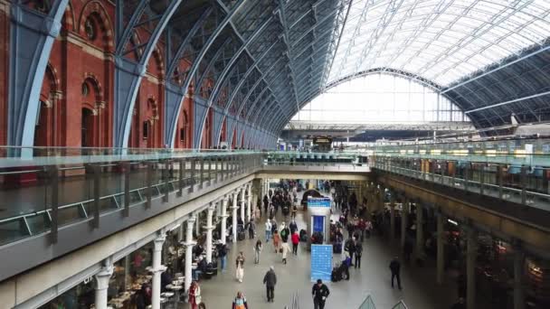 Londyn - październik 2019: St Pancras International - wewnątrz dworca kolejowego — Wideo stockowe