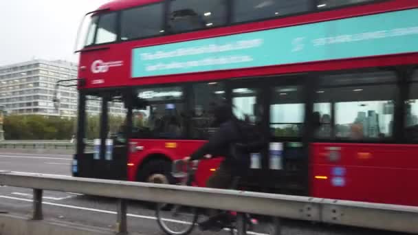 London - Oktober 2019: Westmünsterbrücke, Menschen gehen und fotografieren auf der Brücke — Stockvideo