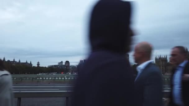 Londra - Ekim 2019: Westminster Köprüsü boyunca insanlar yürür, akşam, bulutlu — Stok video