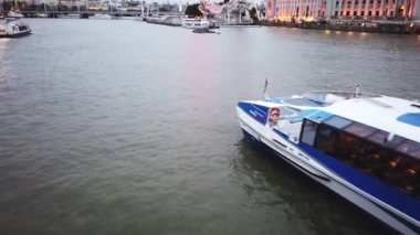 Londra - Ekim 2019: Thames 'deki Westminster Köprüsü ve Londra Gözü manzarası