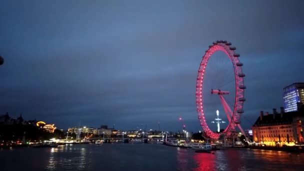 Londra - Ekim 2019: Gün batımında zaman aşımı, Thames Nehri 'ndeki Westminster Köprüsü ve Londra Gözü manzarası — Stok video