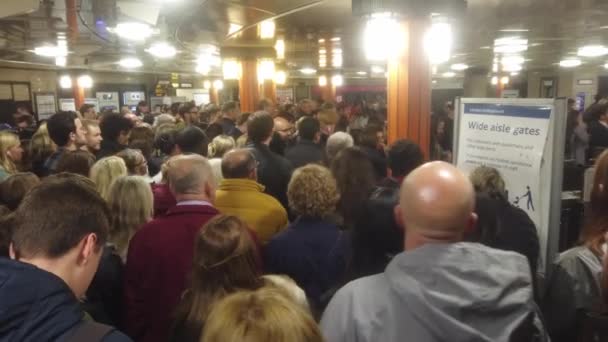 Londres - Octubre 2019: línea en el metro de Londres, muchas personas en los torniquetes — Vídeos de Stock