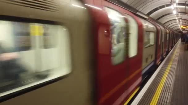 Londen - oktober 2019: in de Londense metro - perron, rails en treinwagons — Stockvideo