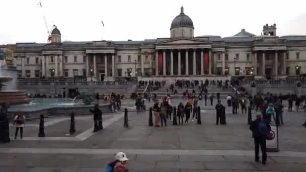 Лондон - жовтень 2019: Будівля і фонтан Національної галереї на Трафальгарській площі ввечері, timelapse — стокове відео