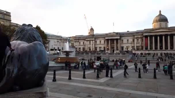 Londyn - październik 2019: upływ czasu w budynku Galerii Narodowej i fontanny na Trafalgar Square wieczorem — Wideo stockowe