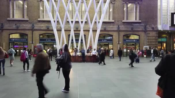 Londen - oktober 2019: Kings Cross - in het treinstation — Stockvideo