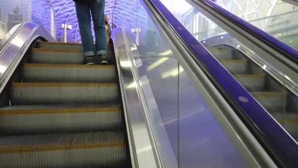 Londres - octubre 2019: escalada de escaleras mecánicas en la estación de tren Kings Cross — Vídeos de Stock