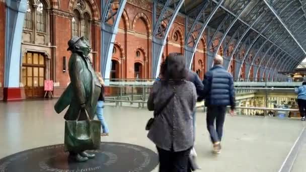 Lontoo - lokakuu 2019: John Betjemanin patsas St Pancras rautatieasemalla, timelapse — kuvapankkivideo