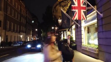 Londra - Ekim 2019: Akşam Londra sokakları, Ritz yakınlarında