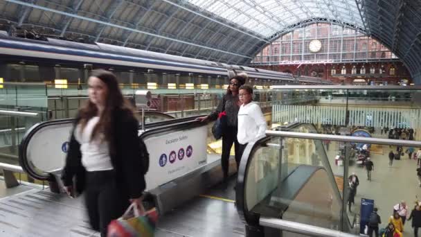 Londres - octubre 2019: St Pancras, la gente sube las escaleras mecánicas al segundo piso — Vídeos de Stock