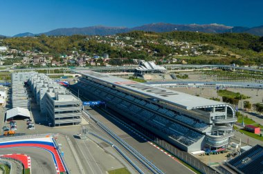 Sochi, Rusya - Ekim 2019: Sochi Autodrom - ana tribün ve yarış pisti, garaj ve yönetim, hava manzarası