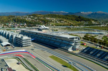 Sochi, Rusya - Ekim 2019: Sochi Autodrom - ana tribün ve yarış pisti, garaj ve yönetim, hava manzarası