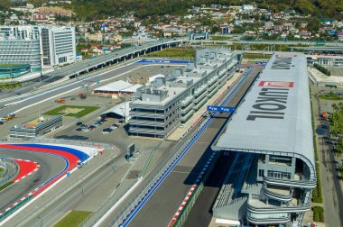 Sochi, Rusya - Ekim 2019: Sochi Autodrom - ana tribün ve yarış pisti, garaj ve yönetim, hava manzarası