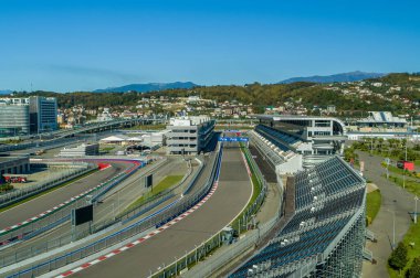 Sochi, Rusya - Ekim 2019: Olimpik Park 'taki Sochi Autodrom yarış pisti ve tribünlerin havadan görünüşü