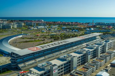 Sochi, Rusya - Ekim 2019: Sochi Autodrom - ana tribün ve yarış pisti, hava manzarası