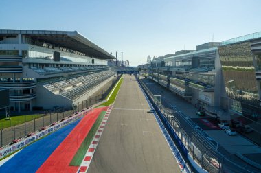 Sochi, Rusya - Ekim 2019: Sochi Autodrom - ana tribün ve yarış pisti, hava manzarası