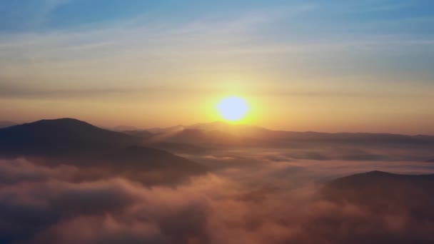 Flug über Berggipfel und Wolken bei Sonnenaufgang, Urkrai, Russland — Stockvideo