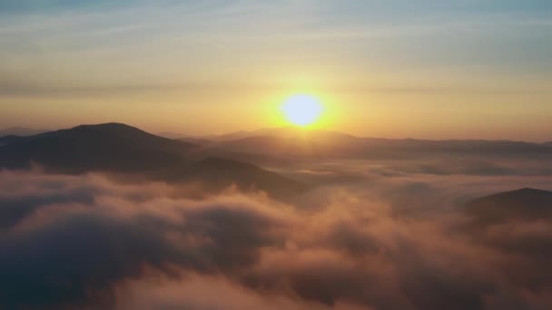 Zbor peste vârfuri muntoase și nori la răsărit, Primorsky Krai, Rusia — Videoclip de stoc