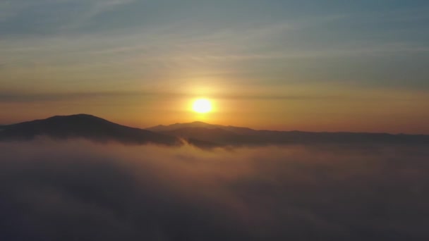 Vol au-dessus des sommets et des nuages de montagne au lever du soleil, Territoire de Primorsky, Russie — Video