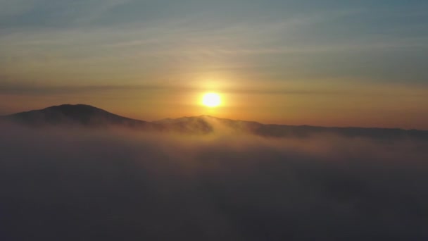 Fliegen in der Mitte der Wolken - Morgendämmerung über dem Meer und den Bergen, Urkrai, Russland — Stockvideo