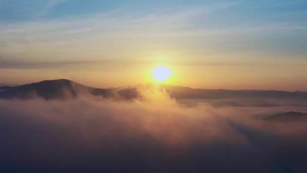 Fantastiskt landskap - soluppgång över havet och bergen mitt i molnen — Stockvideo