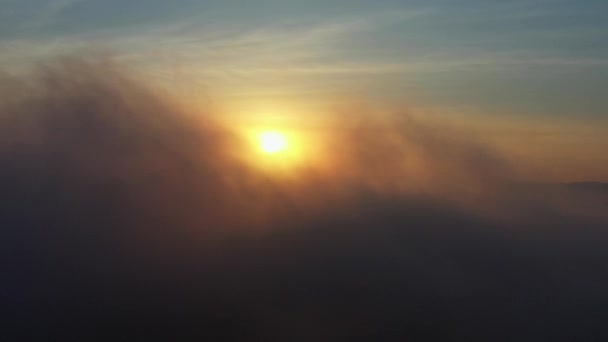 Fliegen in der Mitte der Wolken - Morgendämmerung über dem Meer und den Bergen, Urkrai, Russland — Stockvideo