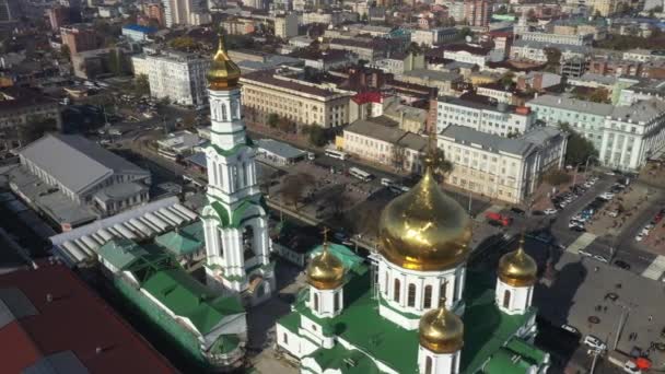 Rostov-on-Don, Rusia - 24 de octubre de 2019: Catedral desde arriba, volando alrededor del edificio — Vídeo de stock