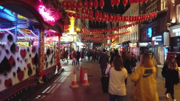 Λονδίνο - Οκτώβριος 2019: δρόμος στην Chinatown του Λονδίνου, το βράδυ με τα πόδια — Αρχείο Βίντεο