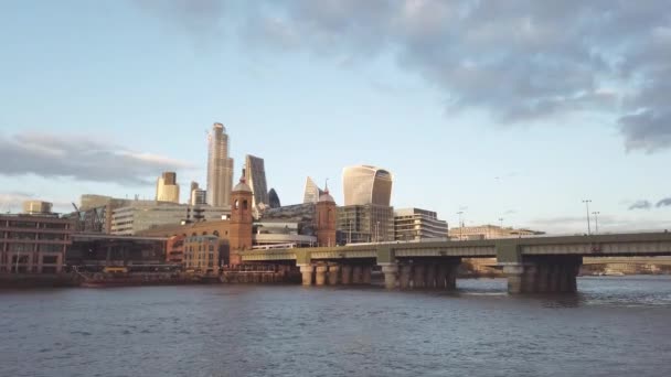 Londres - Outubro 2019: Rio Tâmisa e vista da Cidade de Londres — Vídeo de Stock