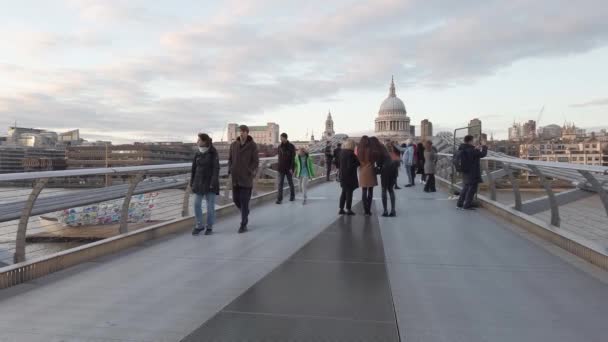 London - October 2019: people on the Millennium Bridge — Stock Video