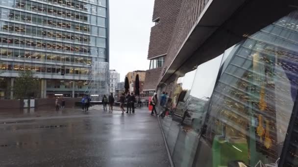 Londra, Uk - Ekim 2019: Blue Fin Building ve Tate Modern Blavatnik Binası — Stok video