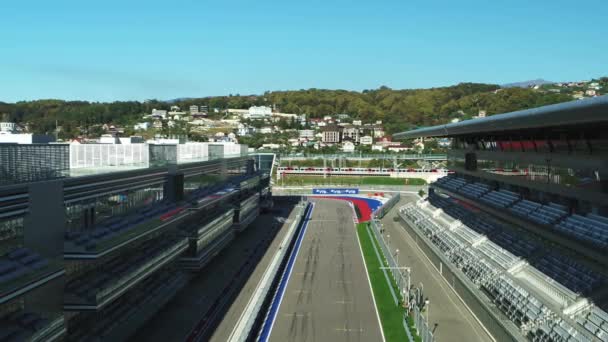 Sochi, Ρωσία - Οκτώβριος 2019: περίπτερα και πίστα Sochi Autodrom, περιοχή εκκίνησης και τερματισμού, εναέρια άποψη — Αρχείο Βίντεο