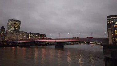 Londra - Ekim 2019: Günbatımında Londra Köprüsü, zaman aşımı